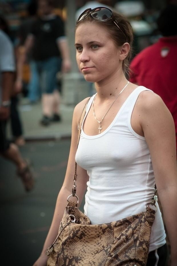 Hummm, les tetons qui pointent
 #97913999