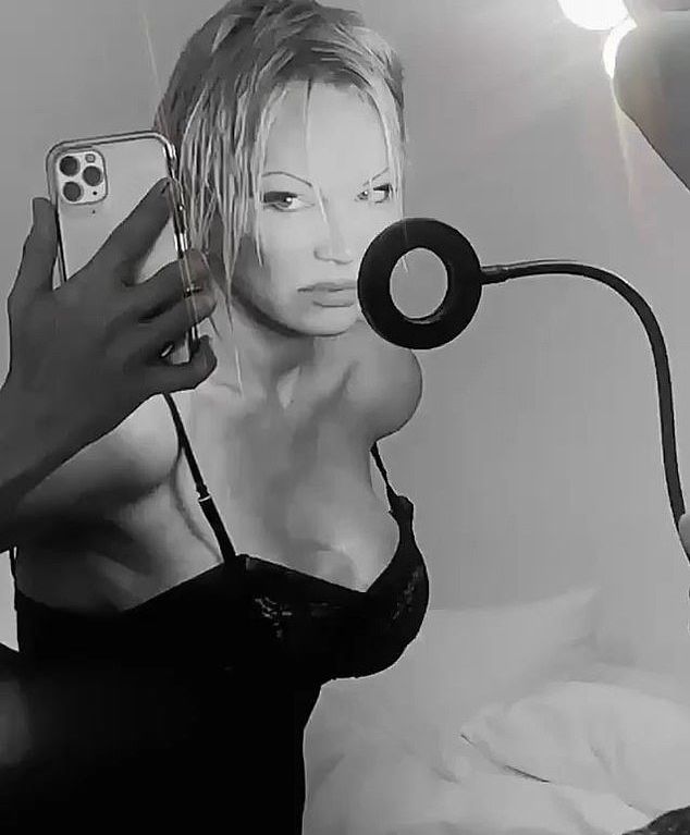 Pamela Anderson nue #109395740