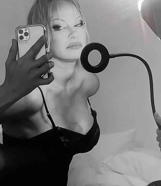 Pamela Anderson nue #109395741