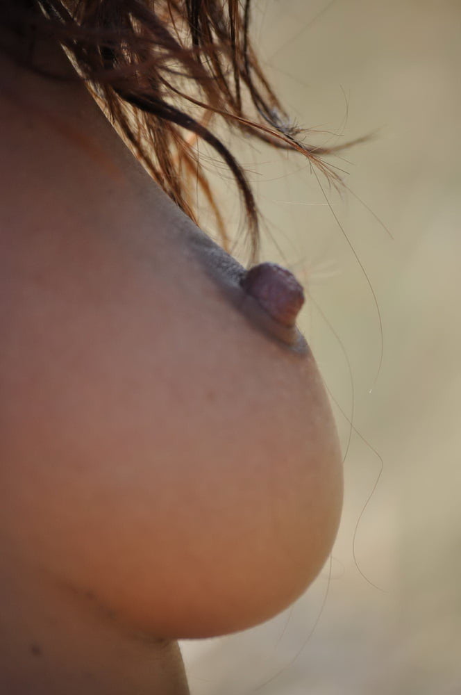 Ragazze sexy nude all'aperto e nudità pubblica lampeggiante
 #98063703