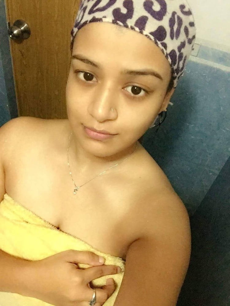Chica india mostrando sus grandes tetas naturales y su coño afeitado
 #81305826