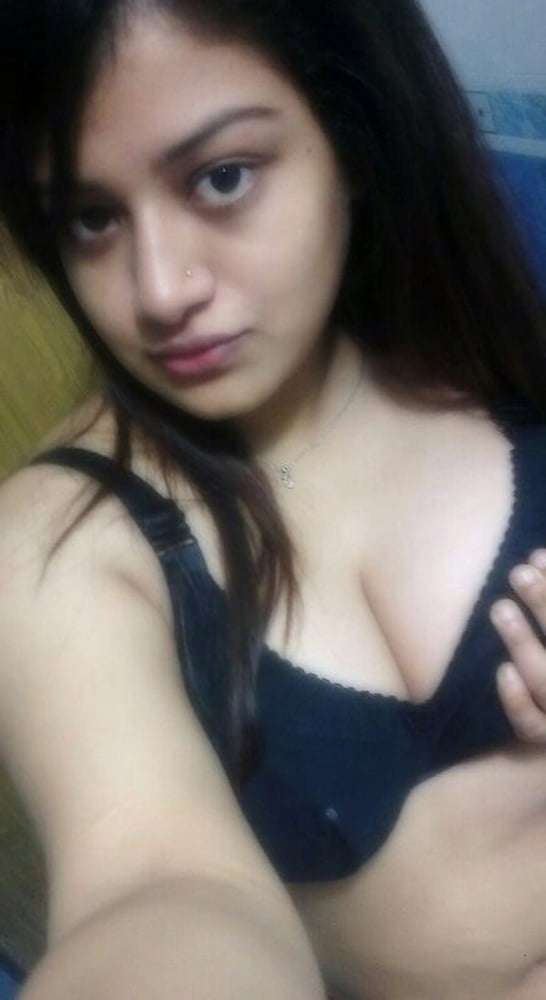 Indisches Mädchen zeigt ihre großen natürlichen Titten und rasierte Muschi
 #81306006