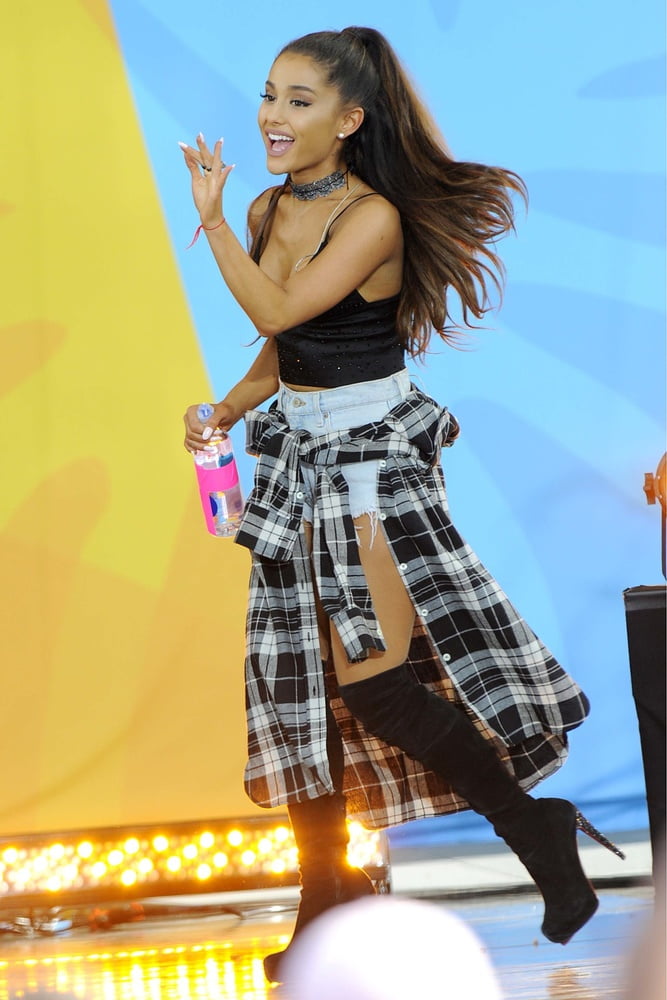 Ariana grande avec des bottes vol 02
 #104874057