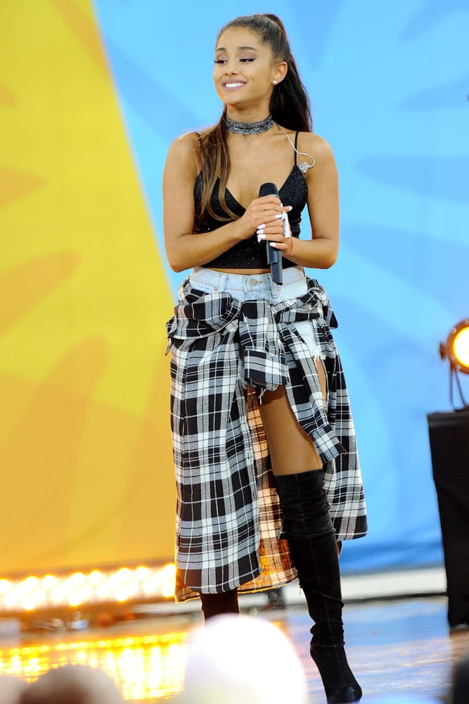 Ariana grande mit Stiefeln vol 02
 #104874060