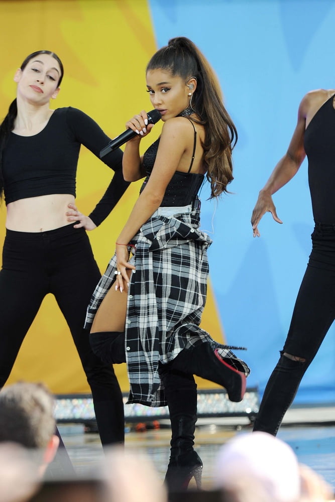 Ariana grande avec des bottes vol 02
 #104874063