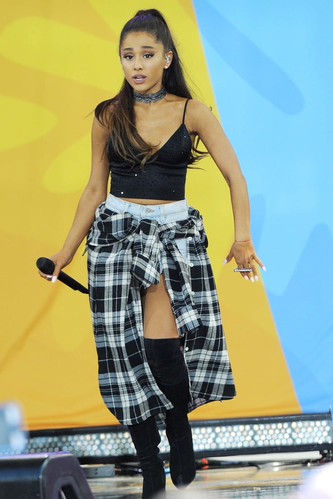 Ariana grande mit Stiefeln vol 02
 #104874069