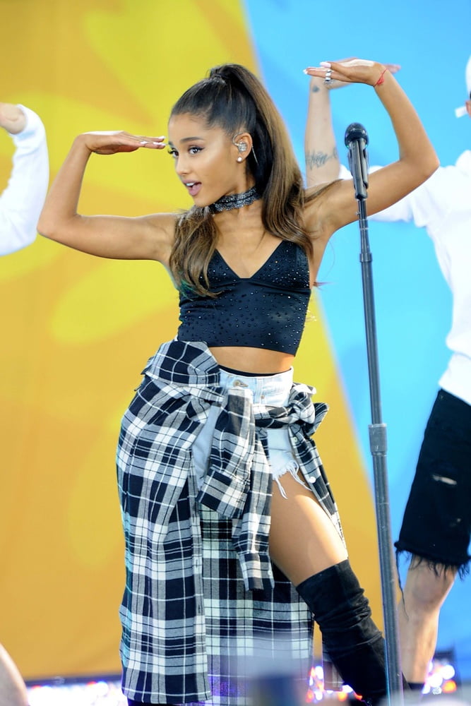 Ariana grande con gli stivali vol 02
 #104874085