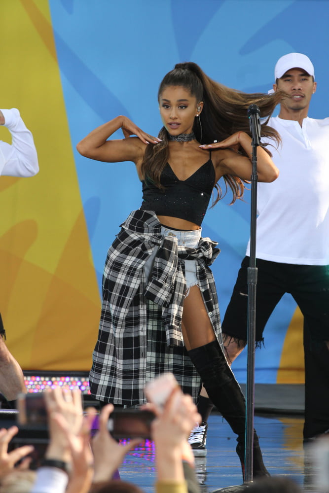 Ariana grande avec des bottes vol 02
 #104874093