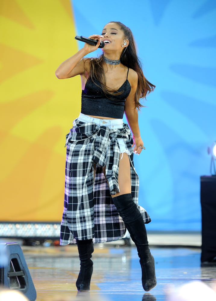 Ariana grande con gli stivali vol 02
 #104874095