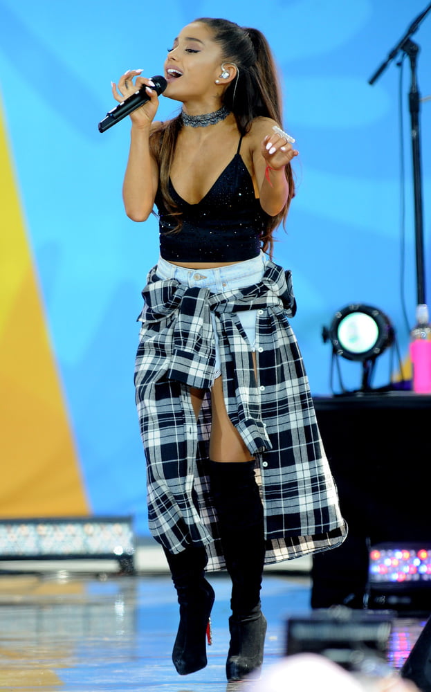 Ariana grande con gli stivali vol 02
 #104874097
