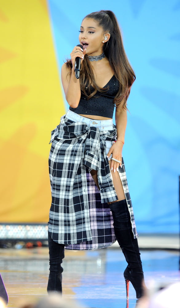 Ariana grande avec des bottes vol 02
 #104874101