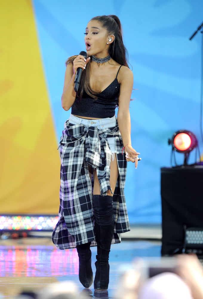 Ariana grande avec des bottes vol 02
 #104874103