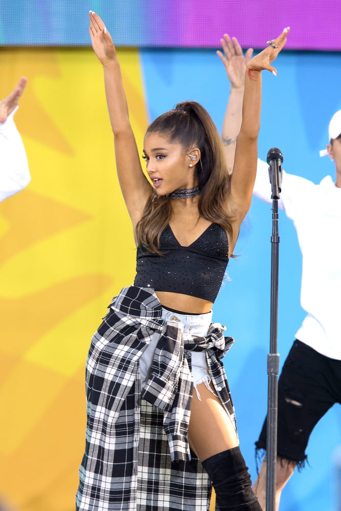 Ariana grande mit Stiefeln vol 02
 #104874121