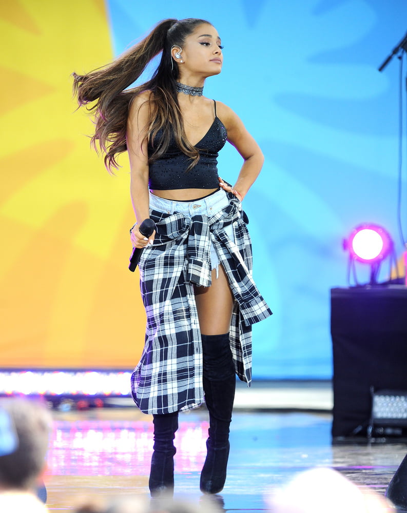 Ariana grande con gli stivali vol 02
 #104874137