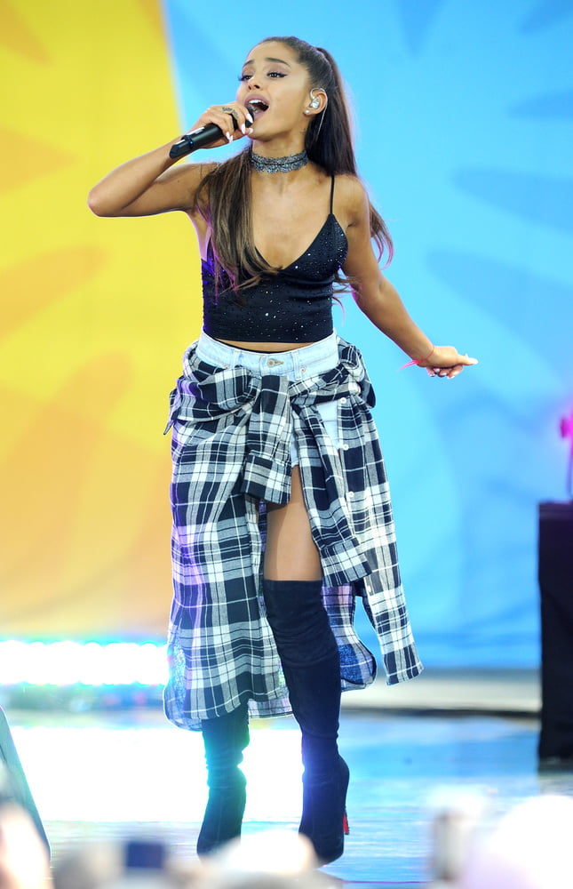 Ariana grande con gli stivali vol 02
 #104874146