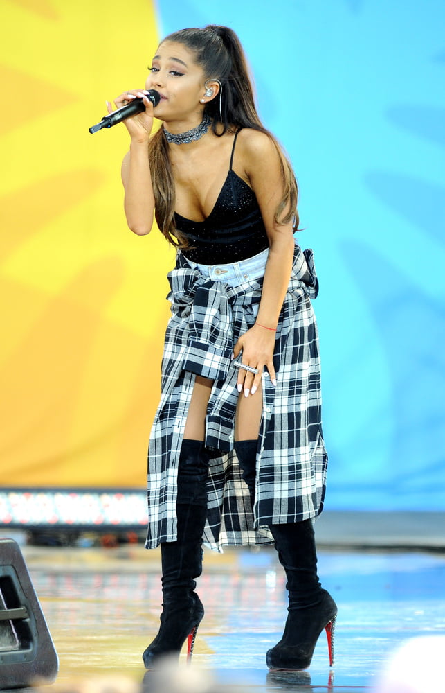 Ariana grande con botas vol 02
 #104874149