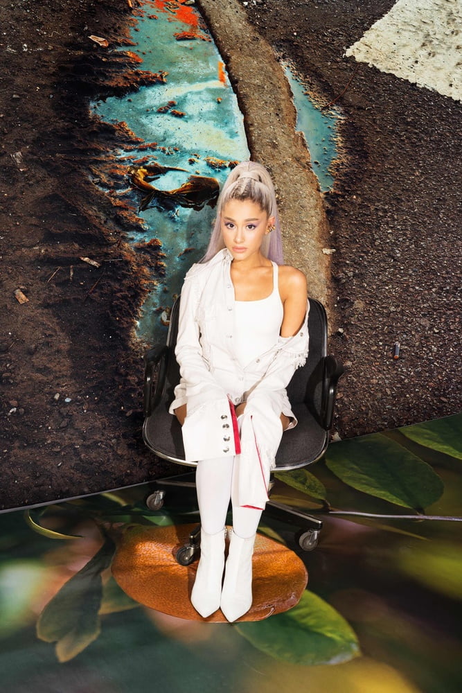 Ariana grande con gli stivali vol 02
 #104874174