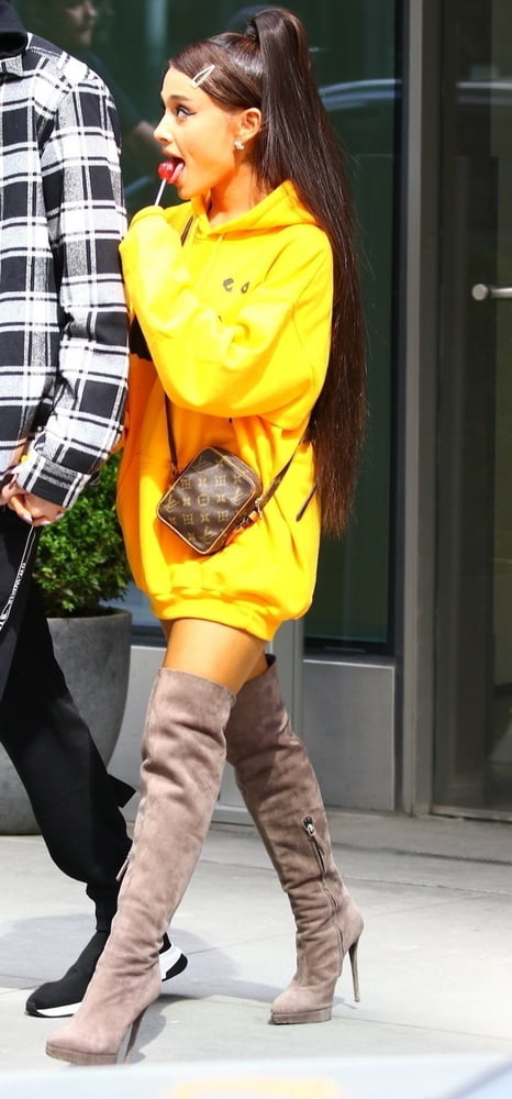 Ariana grande avec des bottes vol 02
 #104874184