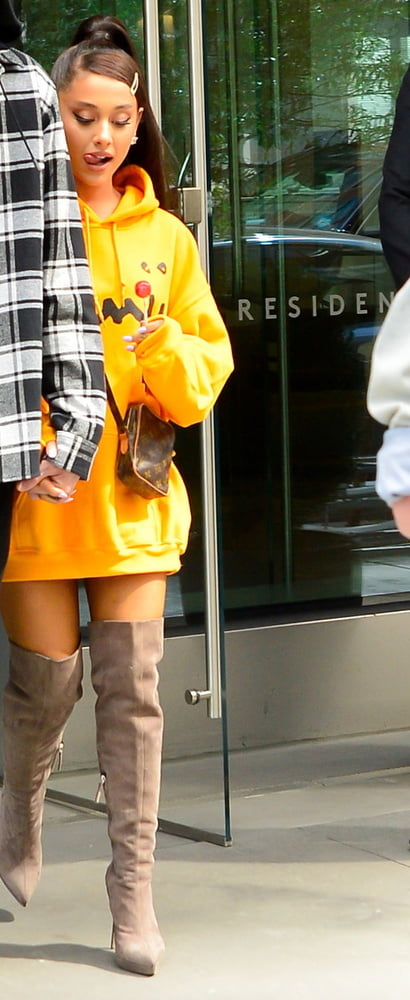 Ariana grande avec des bottes vol 02
 #104874209