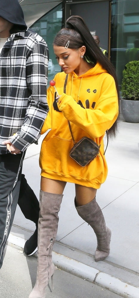 Ariana grande con gli stivali vol 02
 #104874212