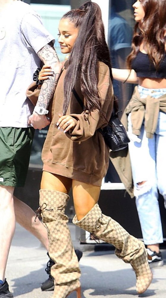 Ariana grande avec des bottes vol 02
 #104874223