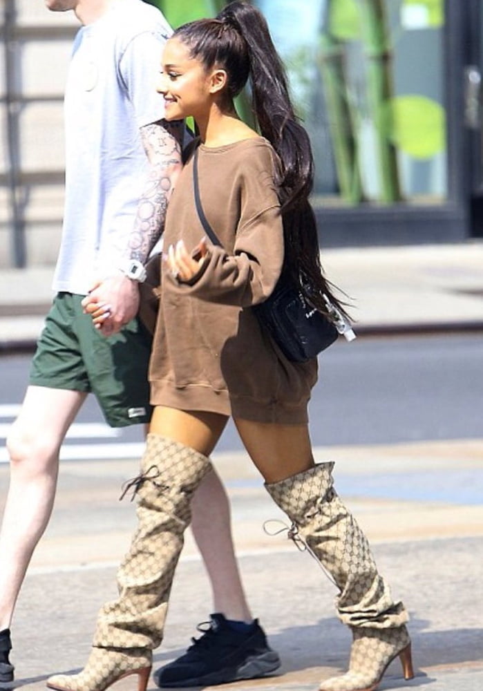 Ariana grande avec des bottes vol 02
 #104874232