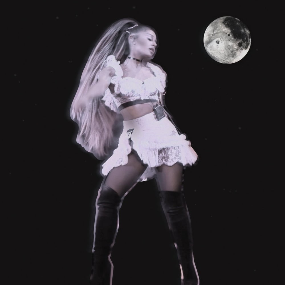 Ariana grande mit Stiefeln vol 02
 #104874253