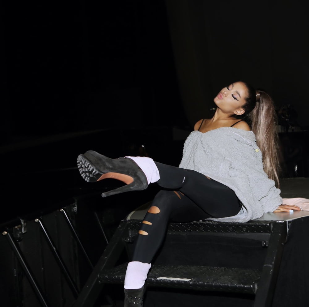 Ariana grande con botas vol 02
 #104874256