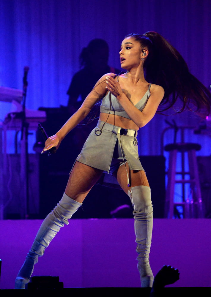 Ariana grande con gli stivali vol 02
 #104874265