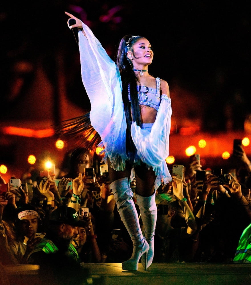 Ariana grande con gli stivali vol 02
 #104874296