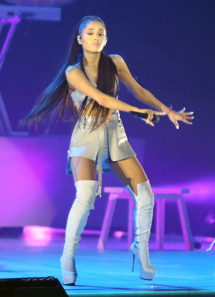 Ariana grande avec des bottes vol 02
 #104874325