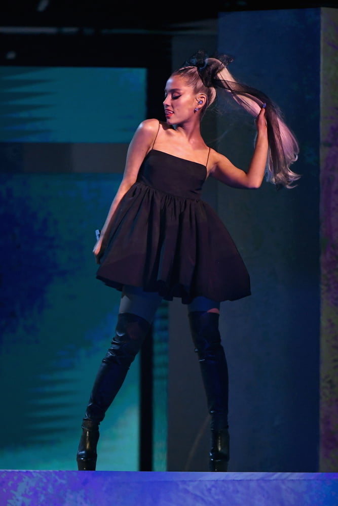 Ariana grande avec des bottes vol 02
 #104874352