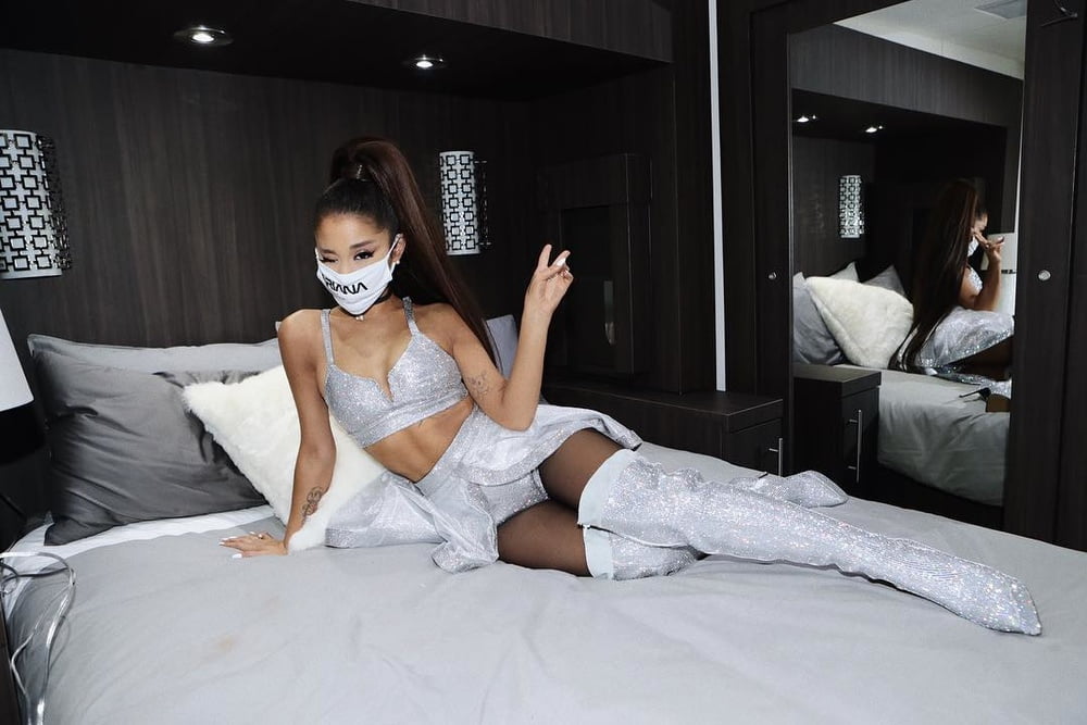 Ariana grande con gli stivali vol 02
 #104874361