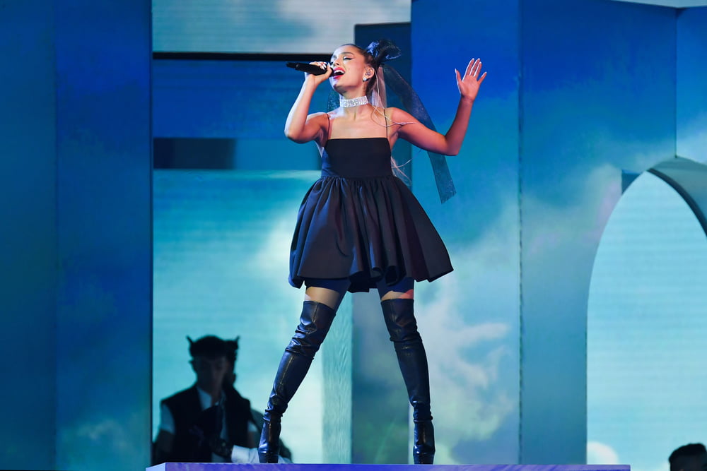 Ariana grande avec des bottes vol 03
 #104947462