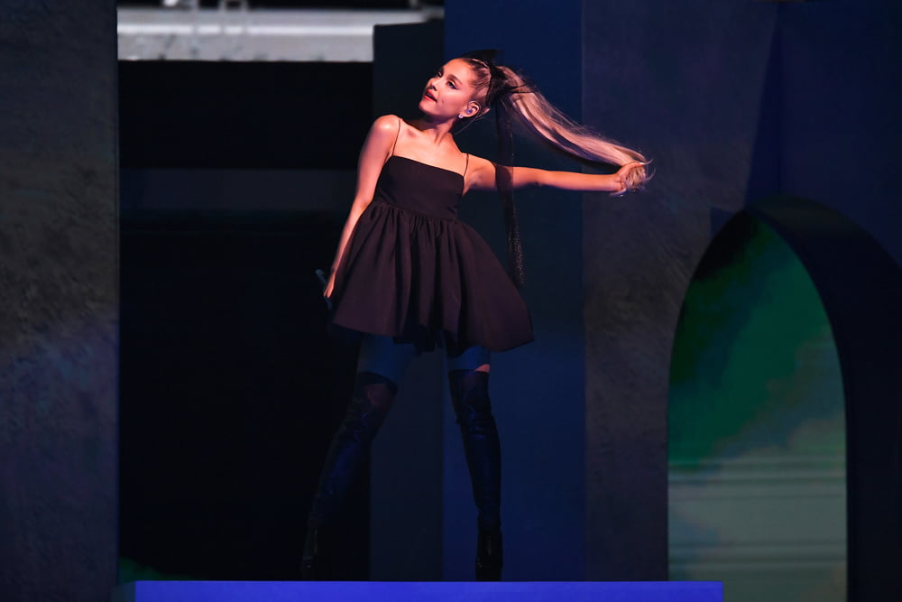 Ariana grande avec des bottes vol 03
 #104947465