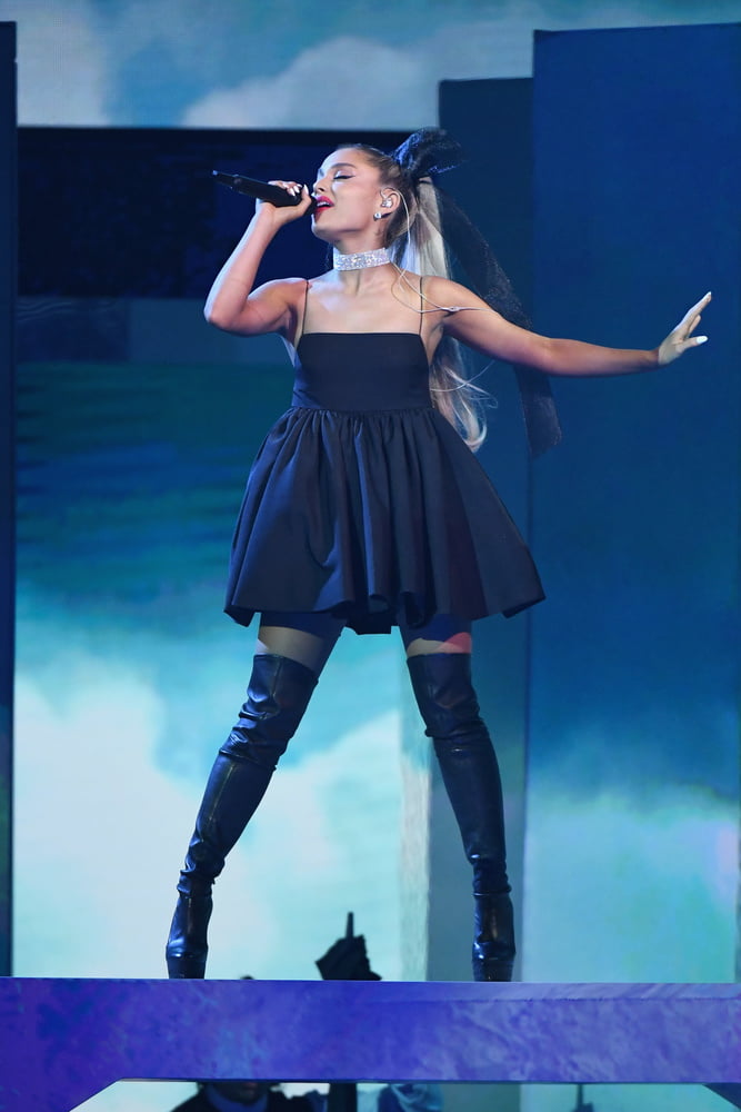 Ariana grande con botas vol 03
 #104947482