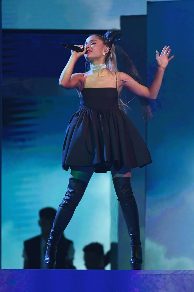Ariana grande avec des bottes vol 03
 #104947483