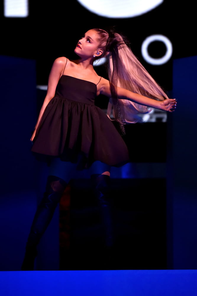 Ariana grande avec des bottes vol 03
 #104947502