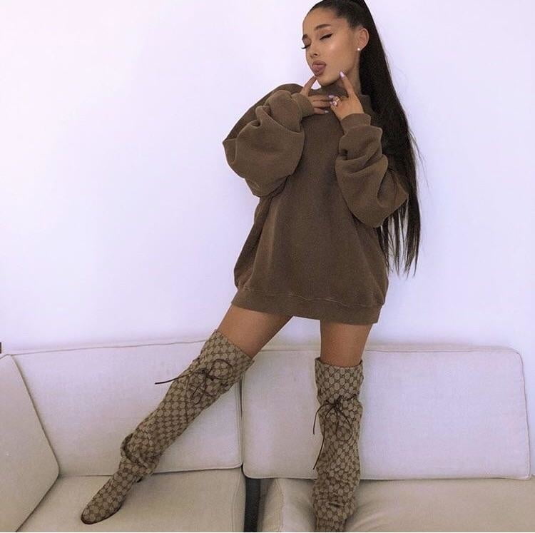 Ariana grande con botas vol 03
 #104947519