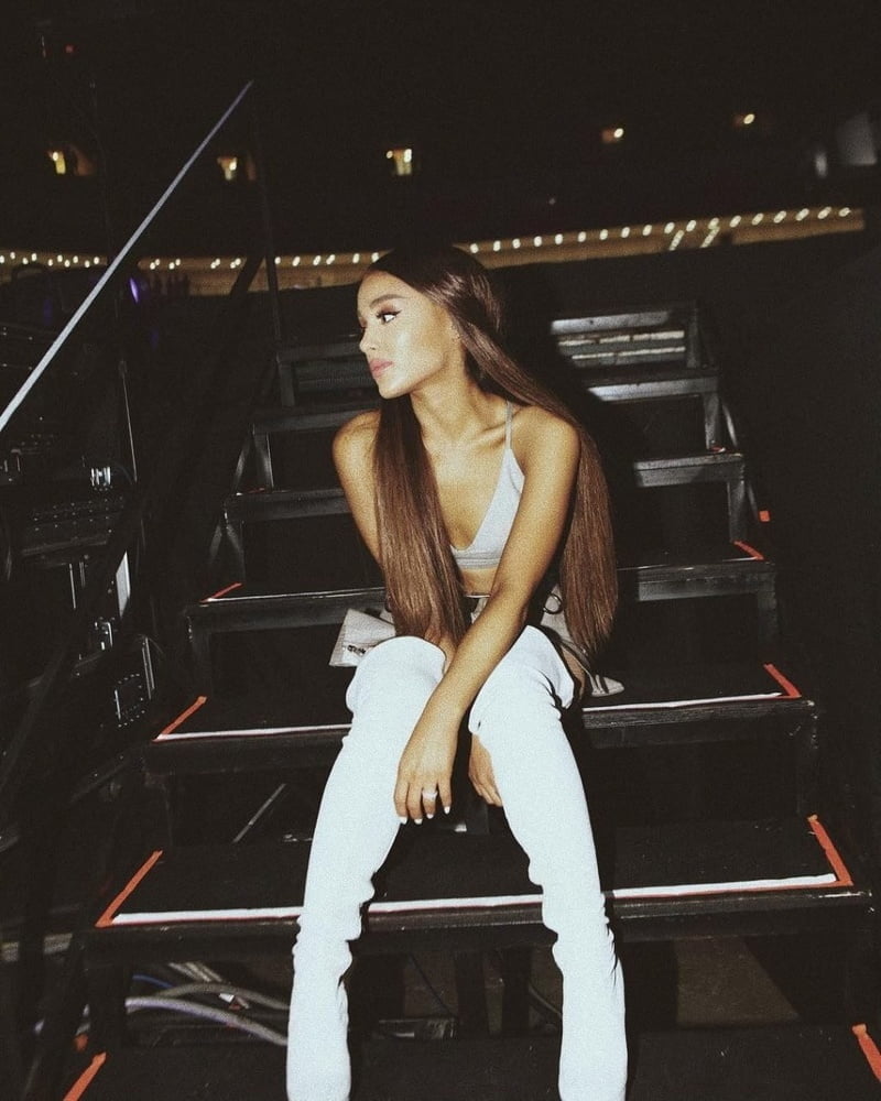 Ariana grande con gli stivali vol 03
 #104947533