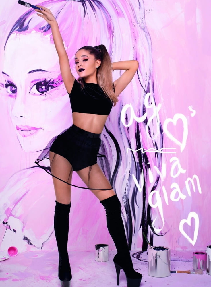 Ariana grande con botas vol 03
 #104947534