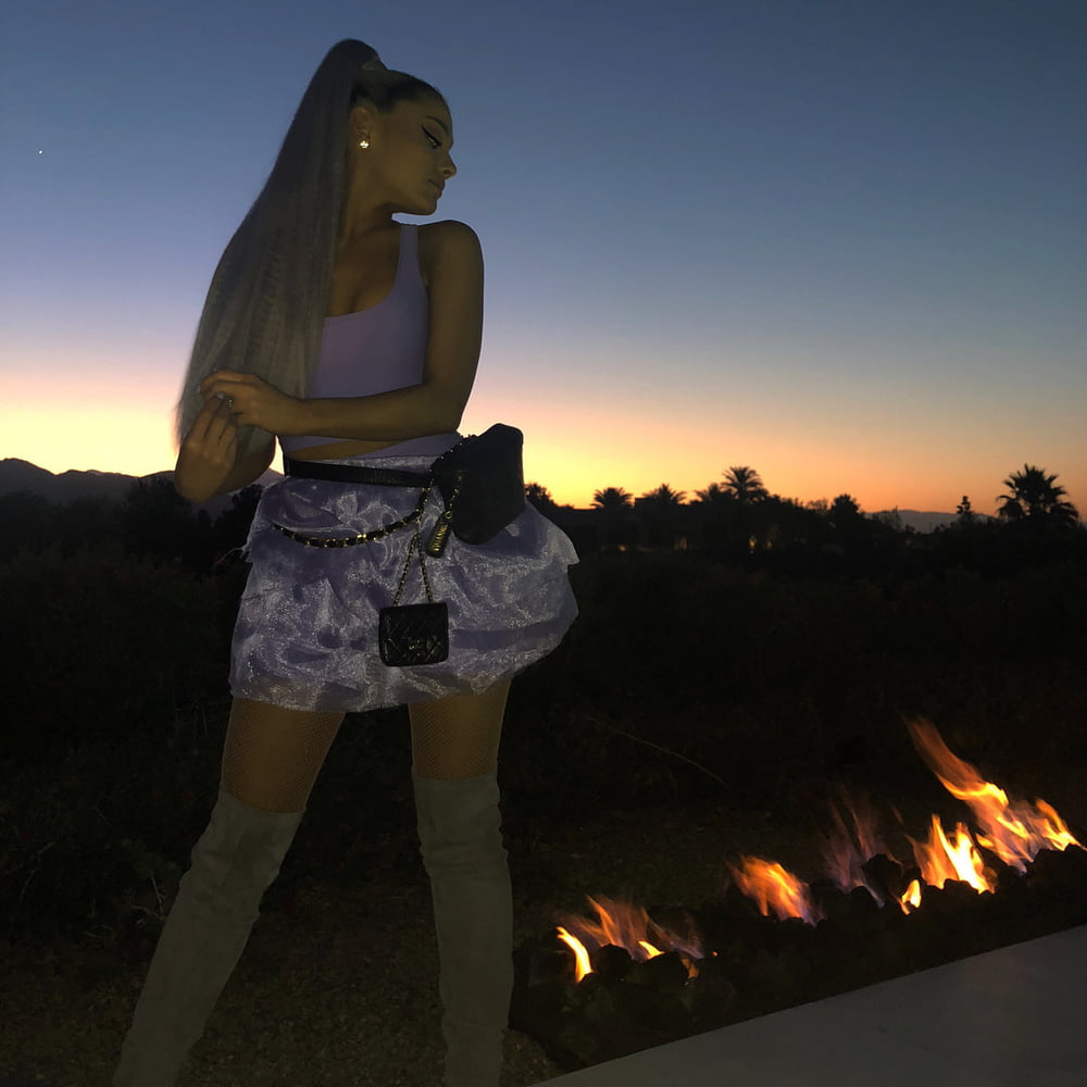 Ariana grande con gli stivali vol 03
 #104947551