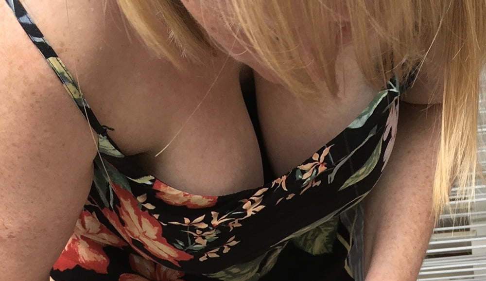 Sexy kurvige Blondine mit großen Brüsten und riesigen Warzenhöfen
 #96373096