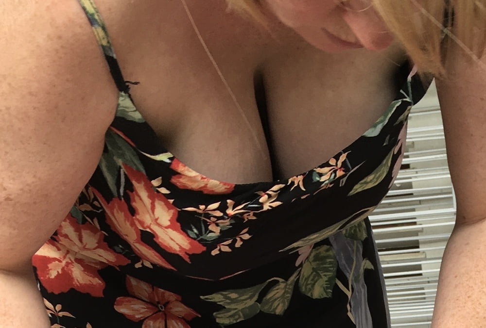 Sexy kurvige Blondine mit großen Brüsten und riesigen Warzenhöfen
 #96373100