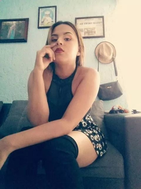 Putitas en minifalda #80976426