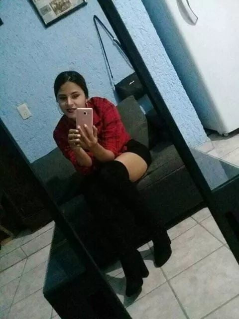 Putitas en minifalda #80976432
