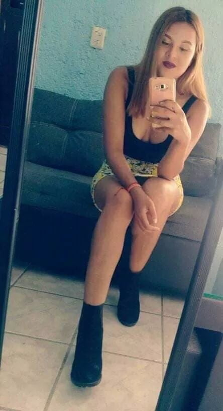 Putitas en minifalda #80976439