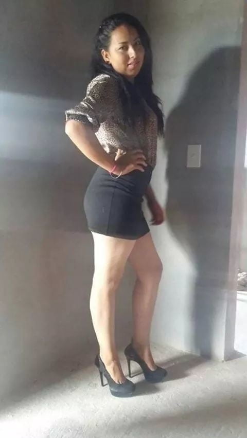 Putitas en minifalda #80976453