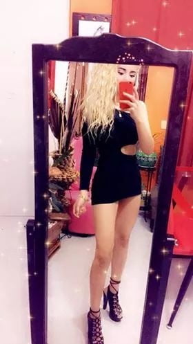 Putitas en minifalda #80976461