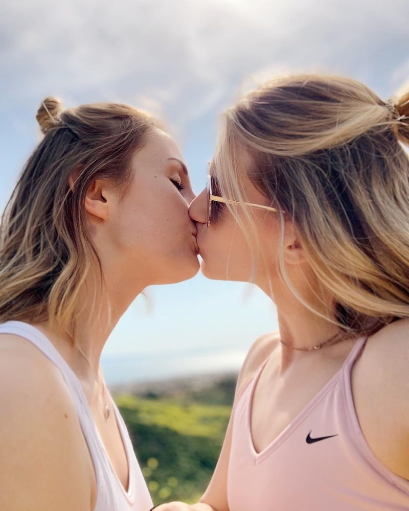 ¡Besos de chica! 4
 #88528736